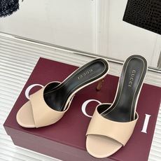 Gucci/古驰26WF新品一字带金属跟高跟拖鞋丝缎光泽流淌足尖之上金属细跟折射冷冽光芒一字带勾勒足弓优 Gucci/古驰26WF新品一字带金属跟高跟拖鞋丝缎光泽流淌足尖之上金属细跟折射冷冽光芒一字带勾勒足弓优