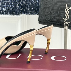 Gucci/古驰26WF新品一字带金属跟高跟拖鞋丝缎光泽流淌足尖之上金属细跟折射冷冽光芒一字带勾勒足弓优 Gucci/古驰26WF新品一字带金属跟高跟拖鞋丝缎光泽流淌足尖之上金属细跟折射冷冽光芒一字带勾勒足弓优