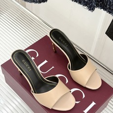 Gucci/古驰26WF新品一字带金属跟高跟拖鞋丝缎光泽流淌足尖之上金属细跟折射冷冽光芒一字带勾勒足弓优 Gucci/古驰26WF新品一字带金属跟高跟拖鞋丝缎光泽流淌足尖之上金属细跟折射冷冽光芒一字带勾勒足弓优