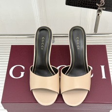 Gucci/古驰26WF新品一字带金属跟高跟拖鞋丝缎光泽流淌足尖之上金属细跟折射冷冽光芒一字带勾勒足弓优 Gucci/古驰26WF新品一字带金属跟高跟拖鞋丝缎光泽流淌足尖之上金属细跟折射冷冽光芒一字带勾勒足弓优