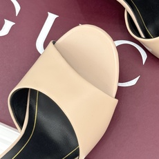 Gucci/古驰26WF新品一字带金属跟高跟拖鞋丝缎光泽流淌足尖之上金属细跟折射冷冽光芒一字带勾勒足弓优 Gucci/古驰26WF新品一字带金属跟高跟拖鞋丝缎光泽流淌足尖之上金属细跟折射冷冽光芒一字带勾勒足弓优
