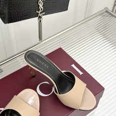 Gucci/古驰26WF新品一字带金属跟高跟拖鞋丝缎光泽流淌足尖之上金属细跟折射冷冽光芒一字带勾勒足弓优 Gucci/古驰26WF新品一字带金属跟高跟拖鞋丝缎光泽流淌足尖之上金属细跟折射冷冽光芒一字带勾勒足弓优