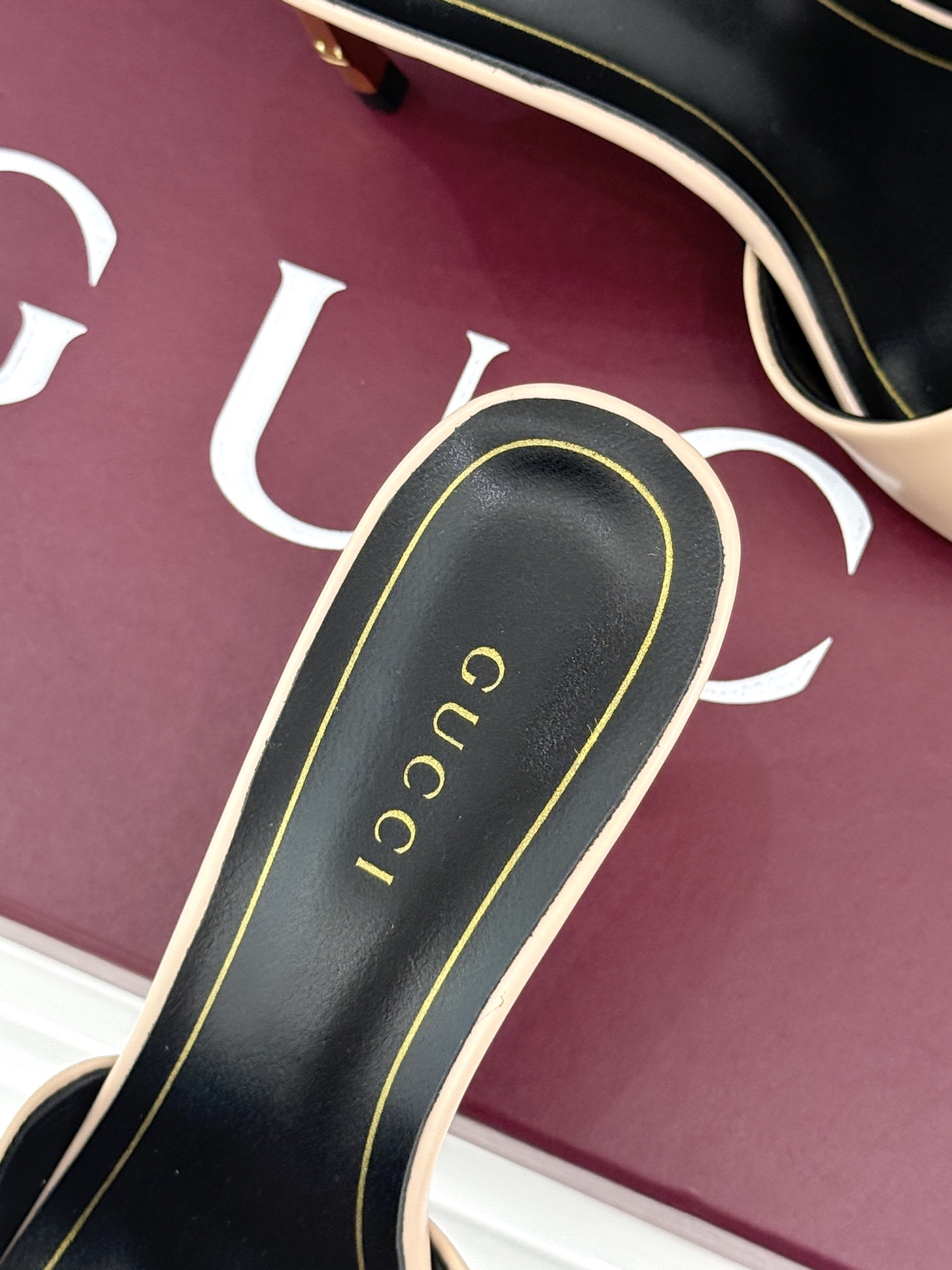 Gucci/古驰26WF新品一字带金属跟高跟拖鞋丝缎光泽流淌足尖之上金属细跟折射冷冽光芒一字带勾勒足弓优 Gucci/古驰26WF新品一字带金属跟高跟拖鞋丝缎光泽流淌足尖之上金属细跟折射冷冽光芒一字带勾勒足弓优