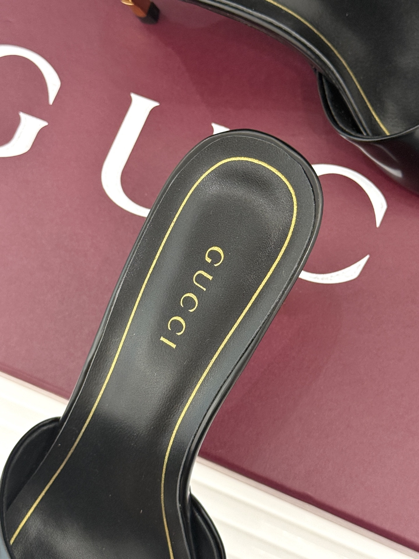 Gucci/古驰26WF新品一字带金属跟高跟拖鞋丝缎光泽流淌足尖之上金属细跟折射冷冽光芒一字带勾勒足弓优