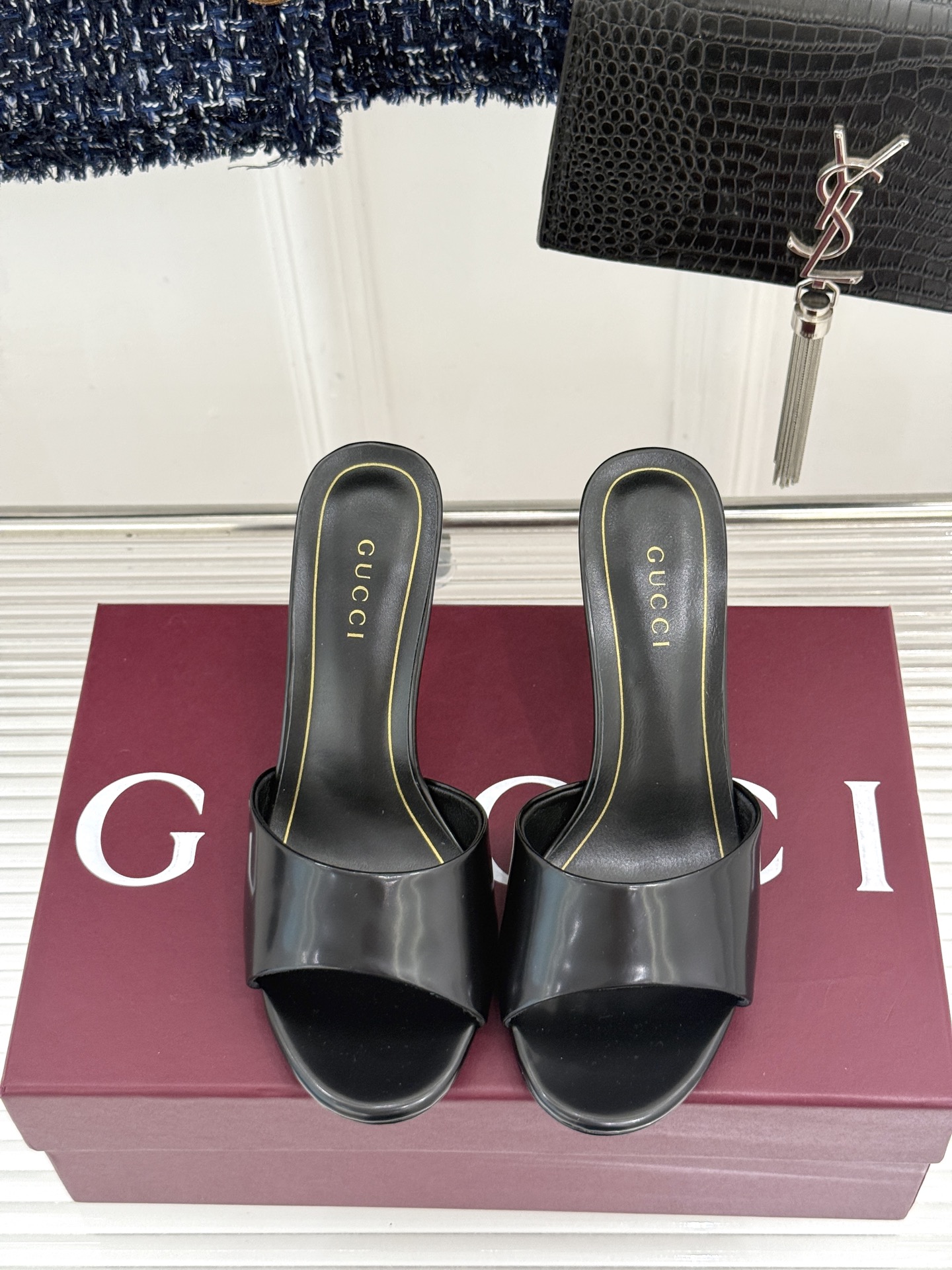Gucci/古驰26WF新品一字带金属跟高跟拖鞋丝缎光泽流淌足尖之上金属细跟折射冷冽光芒一字带勾勒足弓优
