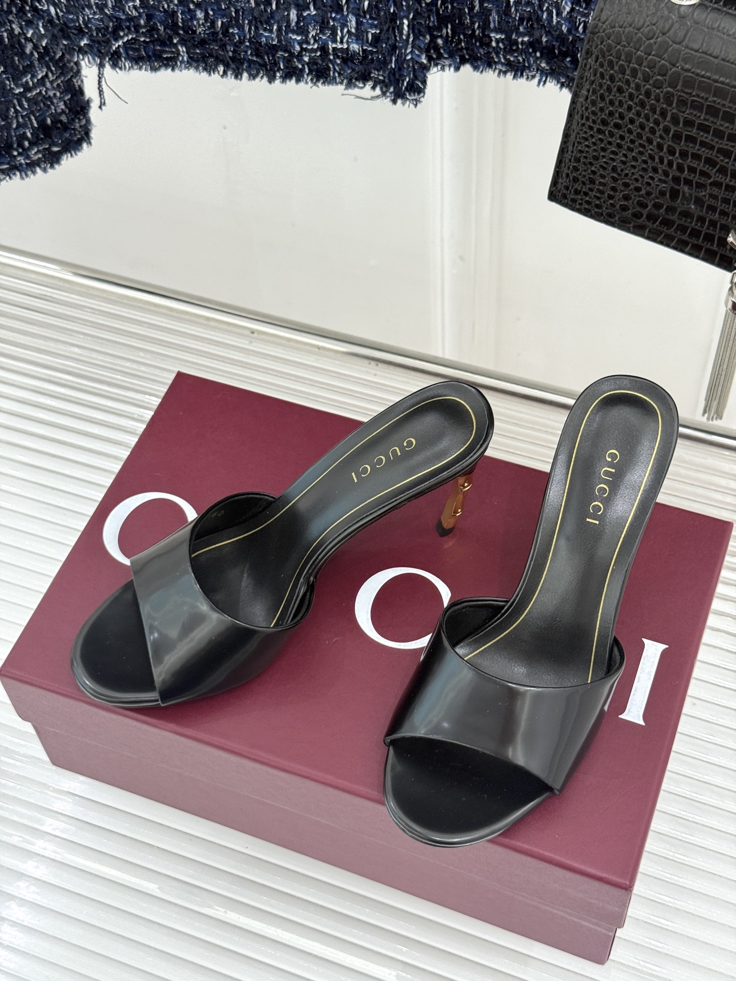 Gucci/古驰26WF新品一字带金属跟高跟拖鞋丝缎光泽流淌足尖之上金属细跟折射冷冽光芒一字带勾勒足弓优