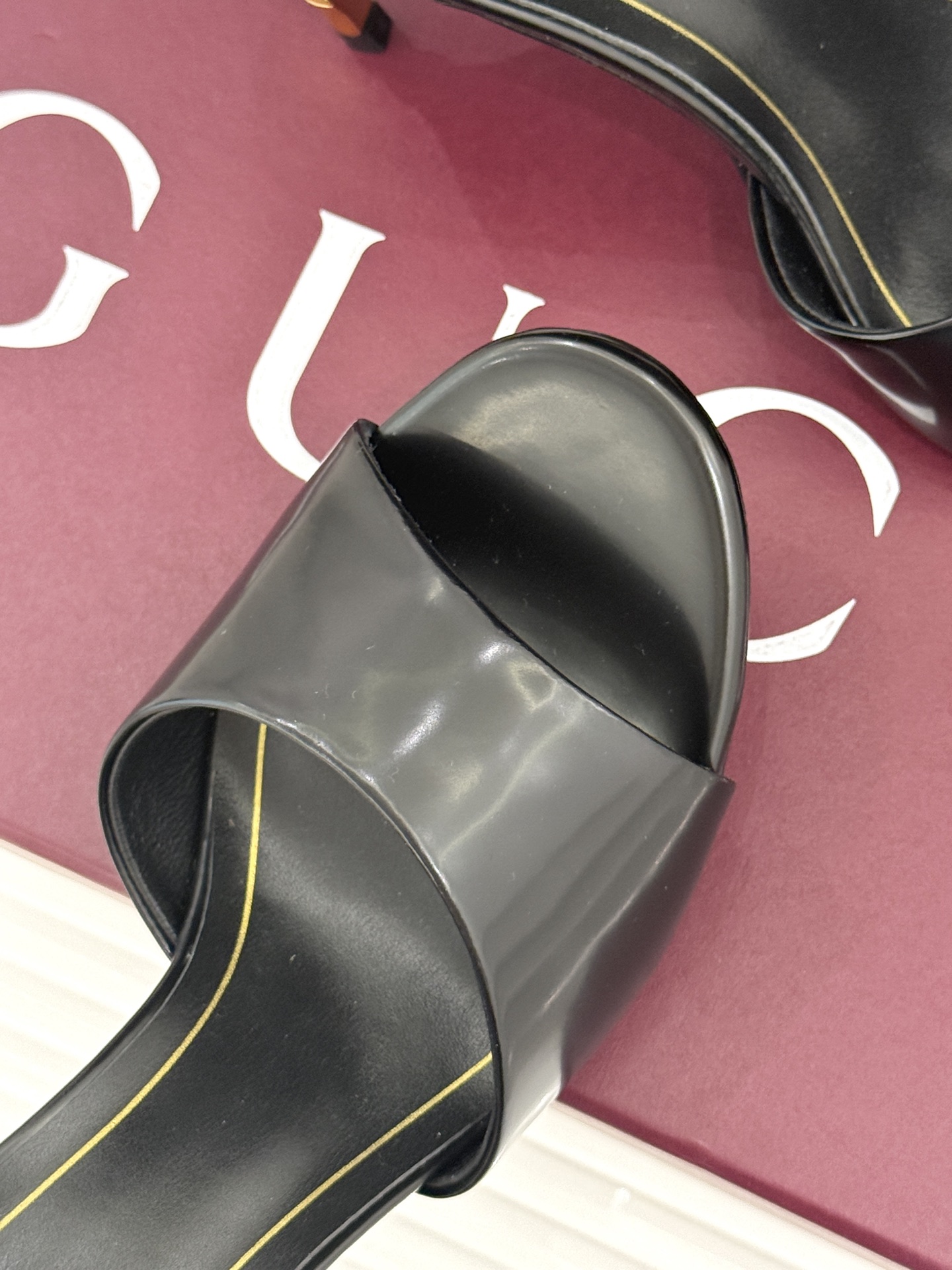 Gucci/古驰26WF新品一字带金属跟高跟拖鞋丝缎光泽流淌足尖之上金属细跟折射冷冽光芒一字带勾勒足弓优