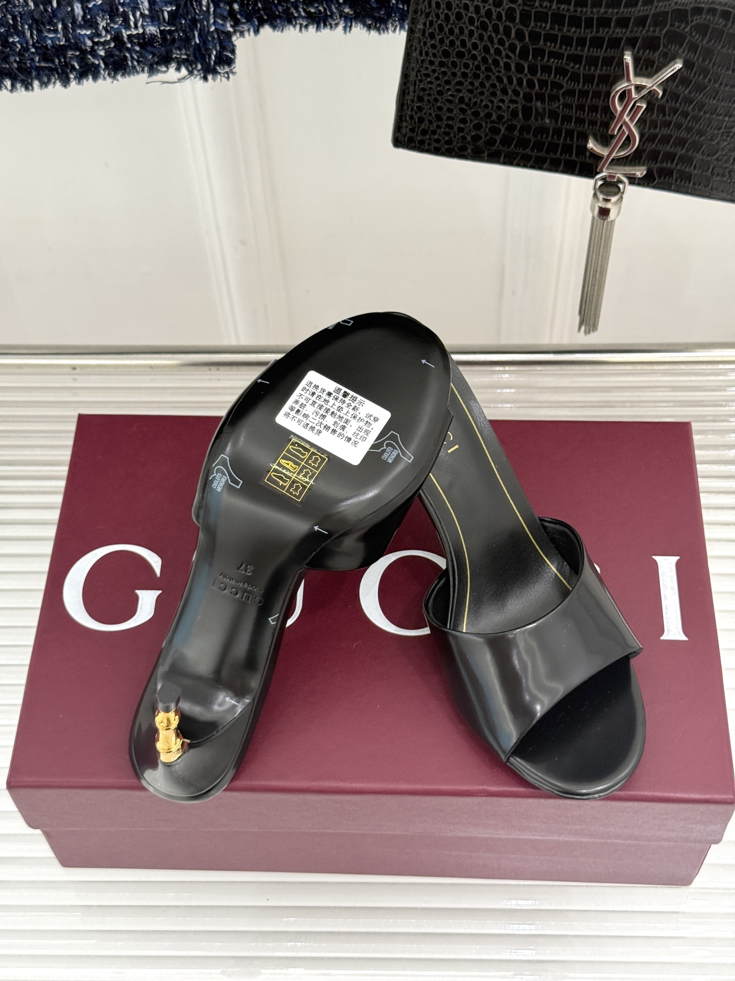 Gucci/古驰26WF新品一字带金属跟高跟拖鞋丝缎光泽流淌足尖之上金属细跟折射冷冽光芒一字带勾勒足弓优