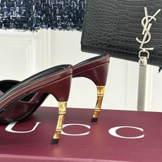 Gucci/古驰26WF新品一字带金属跟高跟拖鞋丝缎光泽流淌足尖之上金属细跟折射冷冽光芒一字带勾勒足弓优 Gucci/古驰26WF新品一字带金属跟高跟拖鞋丝缎光泽流淌足尖之上金属细跟折射冷冽光芒一字带勾勒足弓优