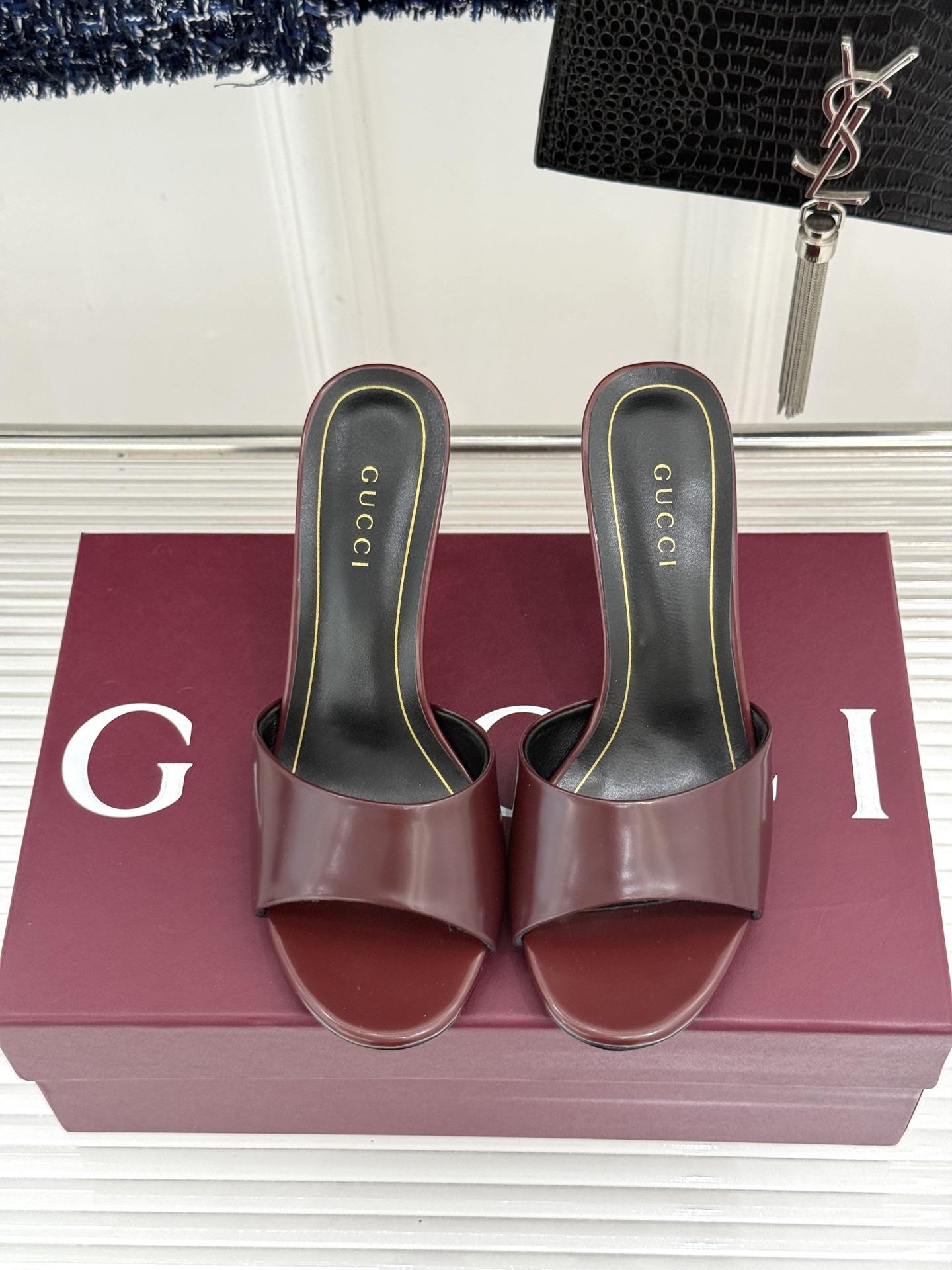 Gucci/古驰26WF新品一字带金属跟高跟拖鞋丝缎光泽流淌足尖之上金属细跟折射冷冽光芒一字带勾勒足弓优 Gucci/古驰26WF新品一字带金属跟高跟拖鞋丝缎光泽流淌足尖之上金属细跟折射冷冽光芒一字带勾勒足弓优