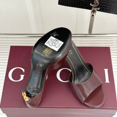 Gucci/古驰26WF新品一字带金属跟高跟拖鞋丝缎光泽流淌足尖之上金属细跟折射冷冽光芒一字带勾勒足弓优 Gucci/古驰26WF新品一字带金属跟高跟拖鞋丝缎光泽流淌足尖之上金属细跟折射冷冽光芒一字带勾勒足弓优