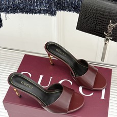 Gucci/古驰26WF新品一字带金属跟高跟拖鞋丝缎光泽流淌足尖之上金属细跟折射冷冽光芒一字带勾勒足弓优 Gucci/古驰26WF新品一字带金属跟高跟拖鞋丝缎光泽流淌足尖之上金属细跟折射冷冽光芒一字带勾勒足弓优