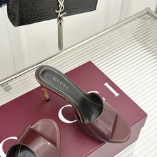 Gucci/古驰26WF新品一字带金属跟高跟拖鞋丝缎光泽流淌足尖之上金属细跟折射冷冽光芒一字带勾勒足弓优 Gucci/古驰26WF新品一字带金属跟高跟拖鞋丝缎光泽流淌足尖之上金属细跟折射冷冽光芒一字带勾勒足弓优