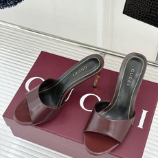 Gucci/古驰26WF新品一字带金属跟高跟拖鞋丝缎光泽流淌足尖之上金属细跟折射冷冽光芒一字带勾勒足弓优 Gucci/古驰26WF新品一字带金属跟高跟拖鞋丝缎光泽流淌足尖之上金属细跟折射冷冽光芒一字带勾勒足弓优
