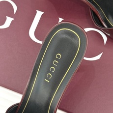 Gucci/古驰26WF新品一字带金属跟高跟拖鞋丝缎光泽流淌足尖之上金属细跟折射冷冽光芒一字带勾勒足弓优 Gucci/古驰26WF新品一字带金属跟高跟拖鞋丝缎光泽流淌足尖之上金属细跟折射冷冽光芒一字带勾勒足弓优