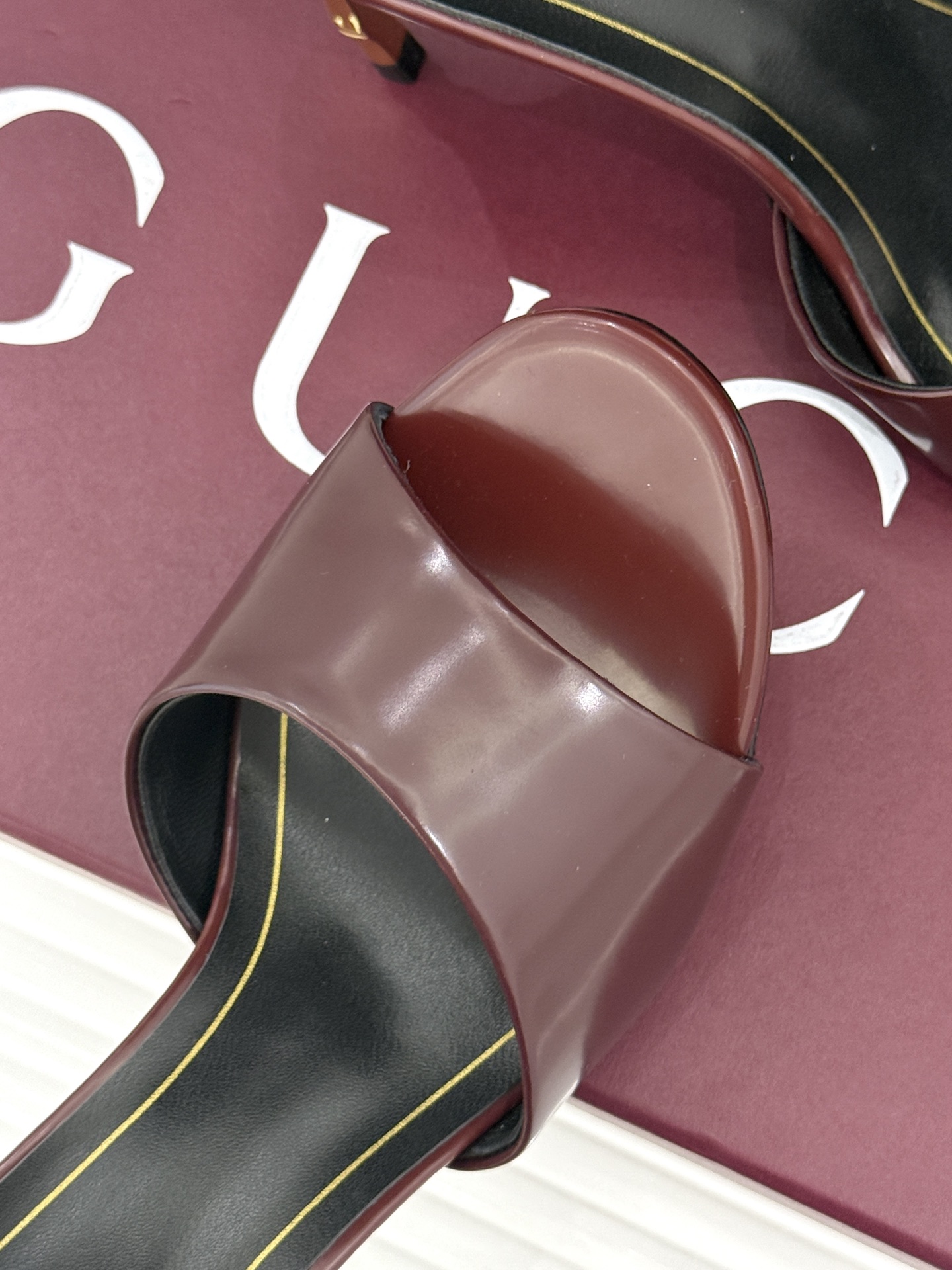 Gucci/古驰26WF新品一字带金属跟高跟拖鞋丝缎光泽流淌足尖之上金属细跟折射冷冽光芒一字带勾勒足弓优 Gucci/古驰26WF新品一字带金属跟高跟拖鞋丝缎光泽流淌足尖之上金属细跟折射冷冽光芒一字带勾勒足弓优