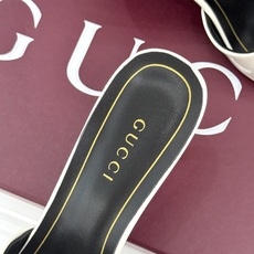 Gucci/古驰26WF新品一字带金属跟高跟拖鞋丝缎光泽流淌足尖之上金属细跟折射冷冽光芒一字带勾勒足弓优 Gucci/古驰26WF新品一字带金属跟高跟拖鞋丝缎光泽流淌足尖之上金属细跟折射冷冽光芒一字带勾勒足弓优