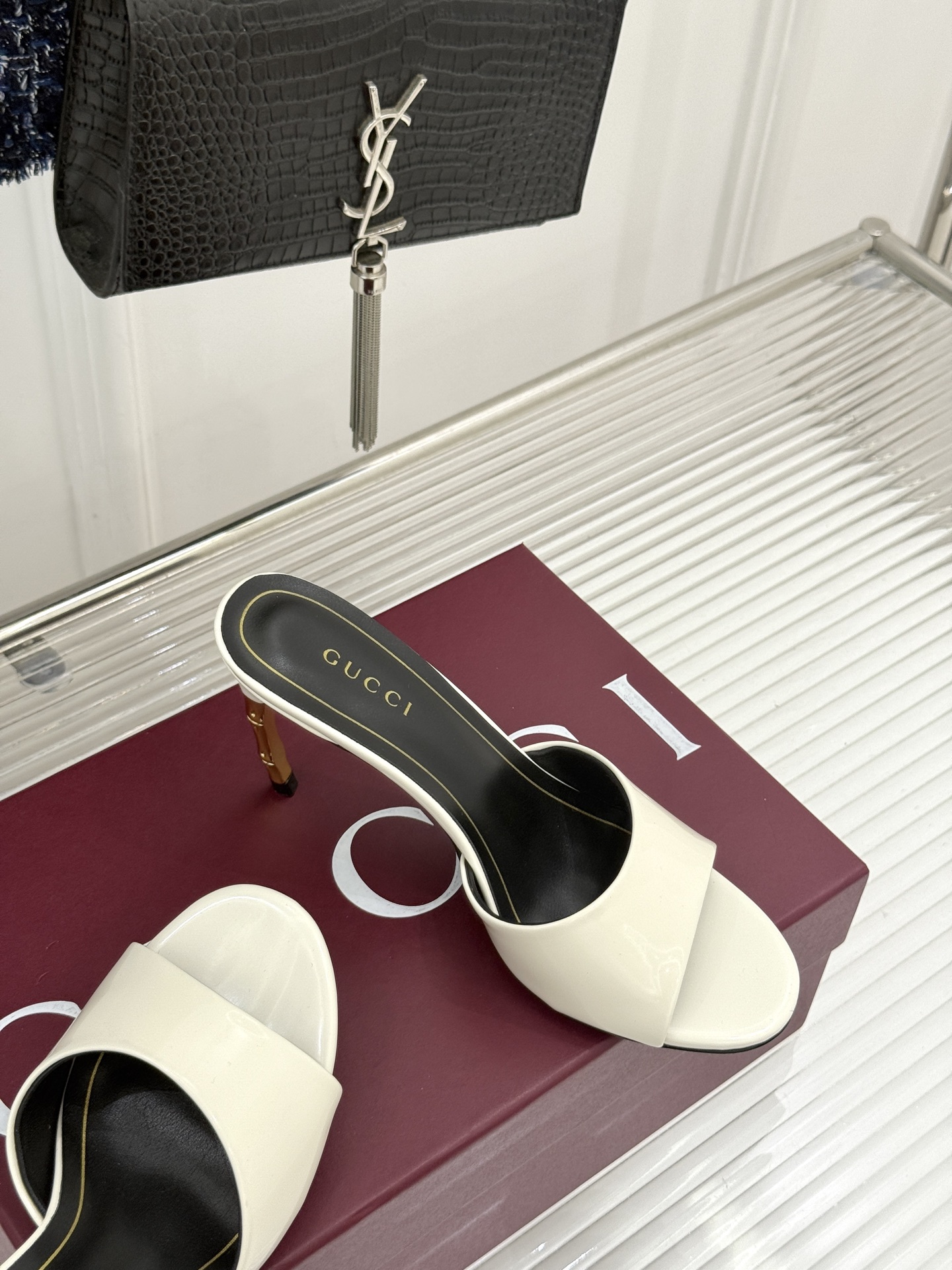 Gucci/古驰26WF新品一字带金属跟高跟拖鞋丝缎光泽流淌足尖之上金属细跟折射冷冽光芒一字带勾勒足弓优 Gucci/古驰26WF新品一字带金属跟高跟拖鞋丝缎光泽流淌足尖之上金属细跟折射冷冽光芒一字带勾勒足弓优