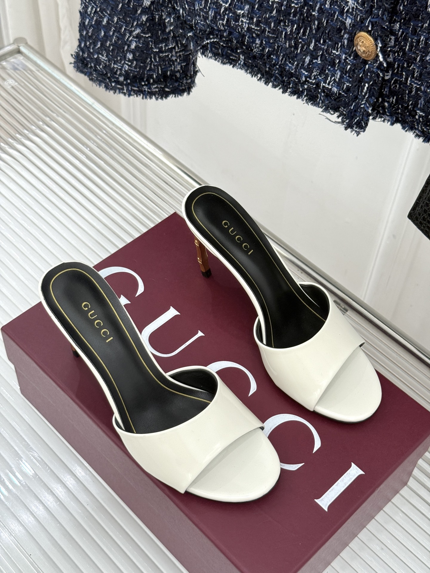 Gucci/古驰26WF新品一字带金属跟高跟拖鞋丝缎光泽流淌足尖之上金属细跟折射冷冽光芒一字带勾勒足弓优 Gucci/古驰26WF新品一字带金属跟高跟拖鞋丝缎光泽流淌足尖之上金属细跟折射冷冽光芒一字带勾勒足弓优