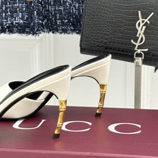 Gucci/古驰26WF新品一字带金属跟高跟拖鞋丝缎光泽流淌足尖之上金属细跟折射冷冽光芒一字带勾勒足弓优 Gucci/古驰26WF新品一字带金属跟高跟拖鞋丝缎光泽流淌足尖之上金属细跟折射冷冽光芒一字带勾勒足弓优