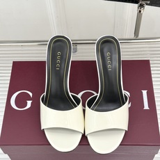 Gucci/古驰26WF新品一字带金属跟高跟拖鞋丝缎光泽流淌足尖之上金属细跟折射冷冽光芒一字带勾勒足弓优 Gucci/古驰26WF新品一字带金属跟高跟拖鞋丝缎光泽流淌足尖之上金属细跟折射冷冽光芒一字带勾勒足弓优