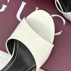 Gucci/古驰26WF新品一字带金属跟高跟拖鞋丝缎光泽流淌足尖之上金属细跟折射冷冽光芒一字带勾勒足弓优 Gucci/古驰26WF新品一字带金属跟高跟拖鞋丝缎光泽流淌足尖之上金属细跟折射冷冽光芒一字带勾勒足弓优