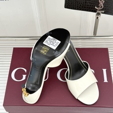 Gucci/古驰26WF新品一字带金属跟高跟拖鞋丝缎光泽流淌足尖之上金属细跟折射冷冽光芒一字带勾勒足弓优 Gucci/古驰26WF新品一字带金属跟高跟拖鞋丝缎光泽流淌足尖之上金属细跟折射冷冽光芒一字带勾勒足弓优