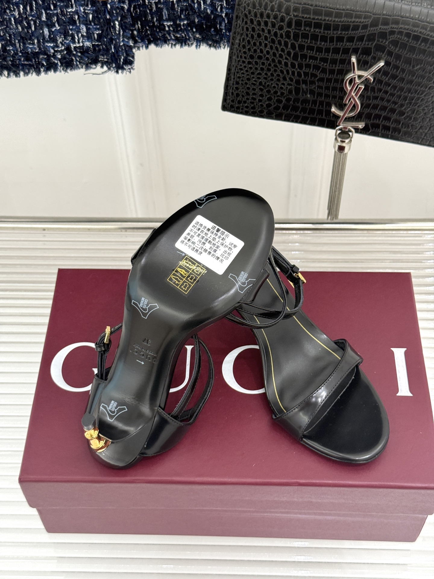 Gucci/古驰26WF新品一字带金属跟高跟凉鞋金属细跟折射冷冽光泽一字带勾勒足弓柔媚曲线杏仁头温柔包容 Gucci/古驰26WF新品一字带金属跟高跟凉鞋金属细跟折射冷冽光泽一字带勾勒足弓柔媚曲线杏仁头温柔包容