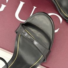 Gucci/古驰26WF新品一字带金属跟高跟凉鞋金属细跟折射冷冽光泽一字带勾勒足弓柔媚曲线杏仁头温柔包容 Gucci/古驰26WF新品一字带金属跟高跟凉鞋金属细跟折射冷冽光泽一字带勾勒足弓柔媚曲线杏仁头温柔包容
