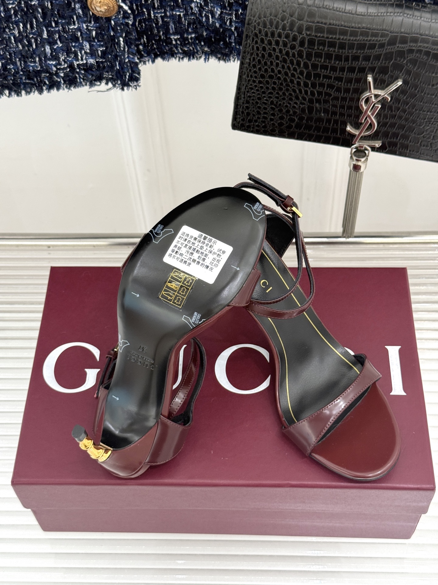 Gucci/古驰26WF新品一字带金属跟高跟凉鞋金属细跟折射冷冽光泽一字带勾勒足弓柔媚曲线杏仁头温柔包容 Gucci/古驰26WF新品一字带金属跟高跟凉鞋金属细跟折射冷冽光泽一字带勾勒足弓柔媚曲线杏仁头温柔包容