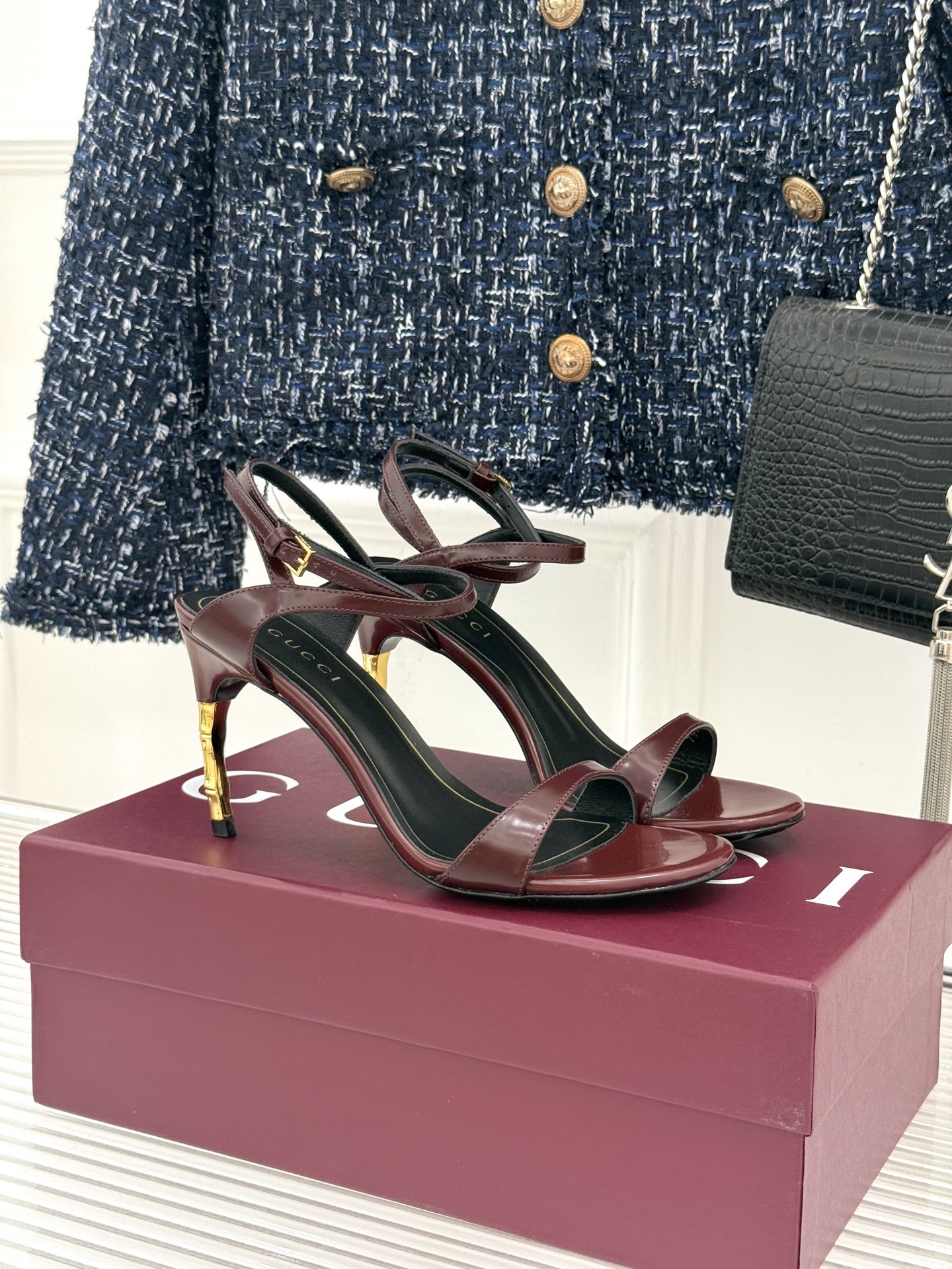 Gucci/古驰26WF新品一字带金属跟高跟凉鞋金属细跟折射冷冽光泽一字带勾勒足弓柔媚曲线杏仁头温柔包容