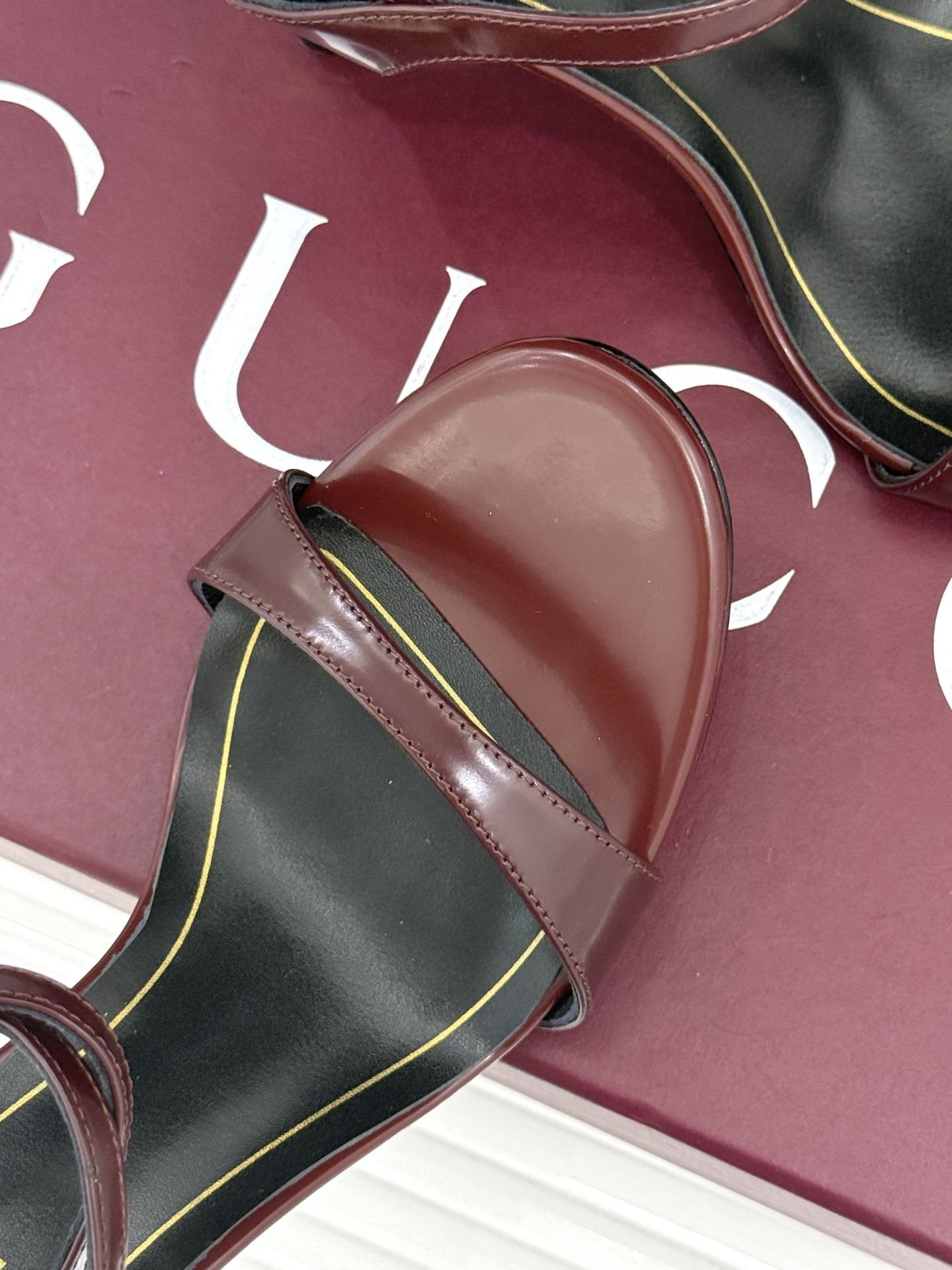 Gucci/古驰26WF新品一字带金属跟高跟凉鞋金属细跟折射冷冽光泽一字带勾勒足弓柔媚曲线杏仁头温柔包容 Gucci/古驰26WF新品一字带金属跟高跟凉鞋金属细跟折射冷冽光泽一字带勾勒足弓柔媚曲线杏仁头温柔包容