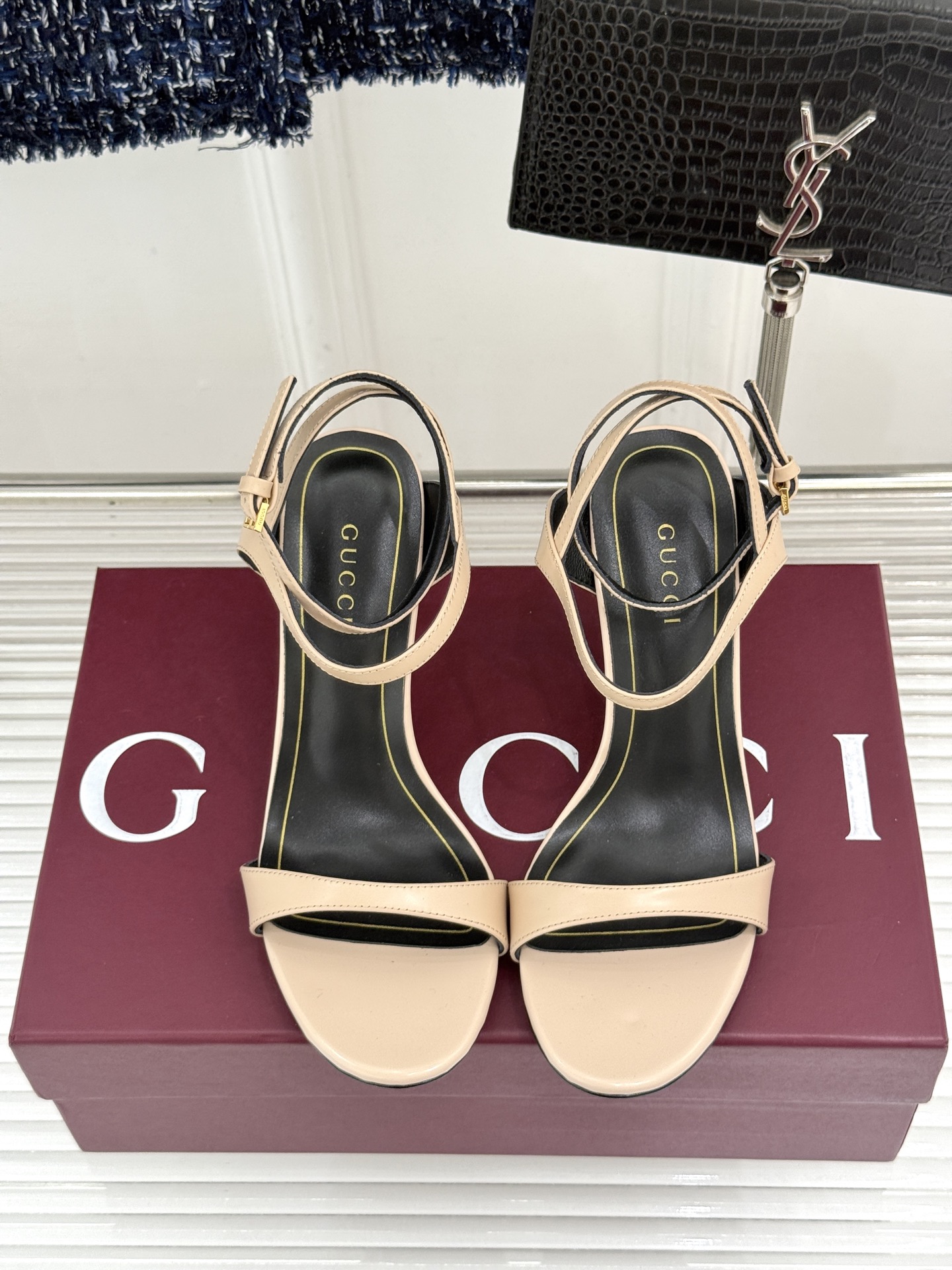 Gucci/古驰26WF新品一字带金属跟高跟凉鞋金属细跟折射冷冽光泽一字带勾勒足弓柔媚曲线杏仁头温柔包容 Gucci/古驰26WF新品一字带金属跟高跟凉鞋金属细跟折射冷冽光泽一字带勾勒足弓柔媚曲线杏仁头温柔包容