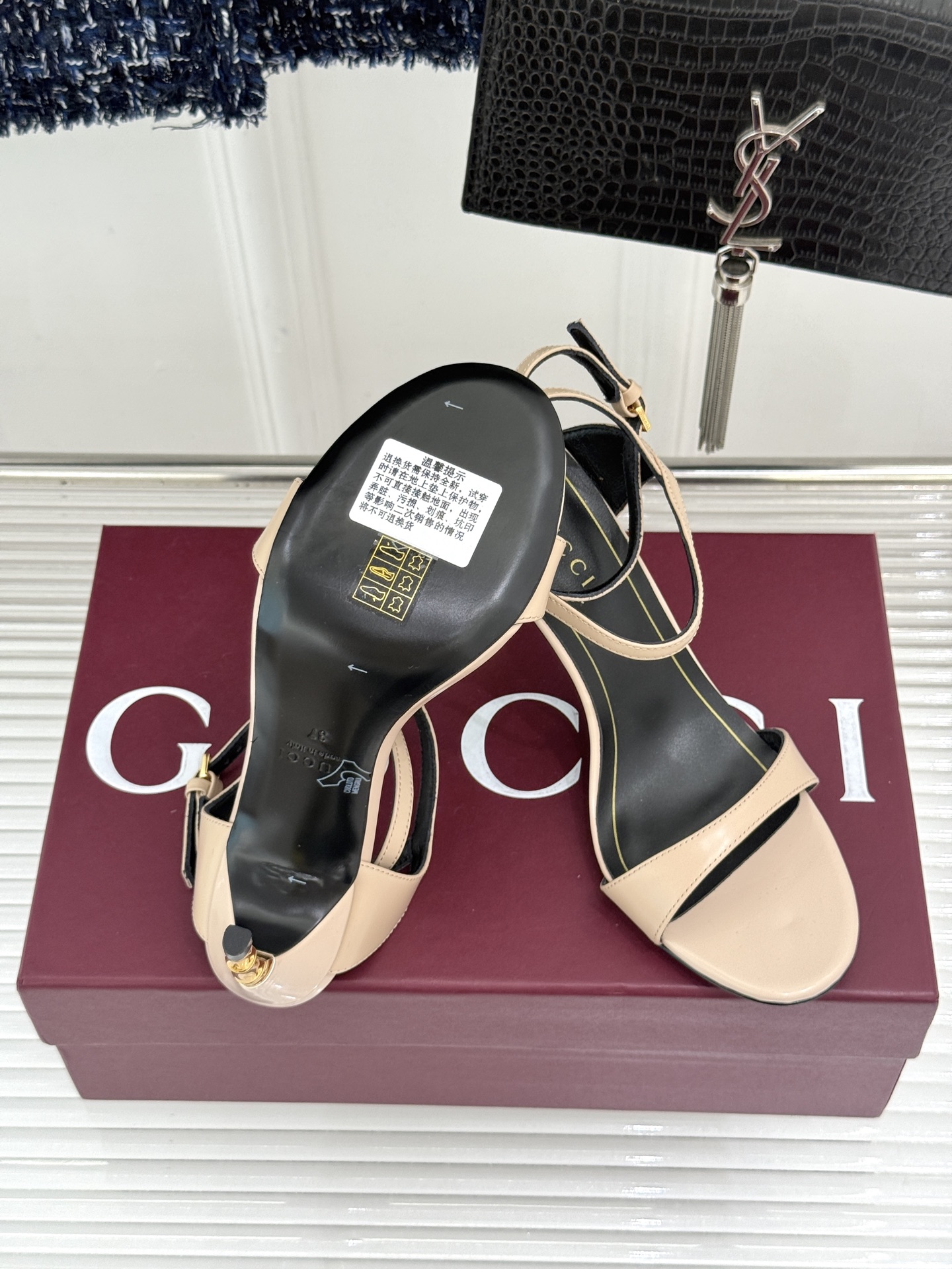 Gucci/古驰26WF新品一字带金属跟高跟凉鞋金属细跟折射冷冽光泽一字带勾勒足弓柔媚曲线杏仁头温柔包容 Gucci/古驰26WF新品一字带金属跟高跟凉鞋金属细跟折射冷冽光泽一字带勾勒足弓柔媚曲线杏仁头温柔包容