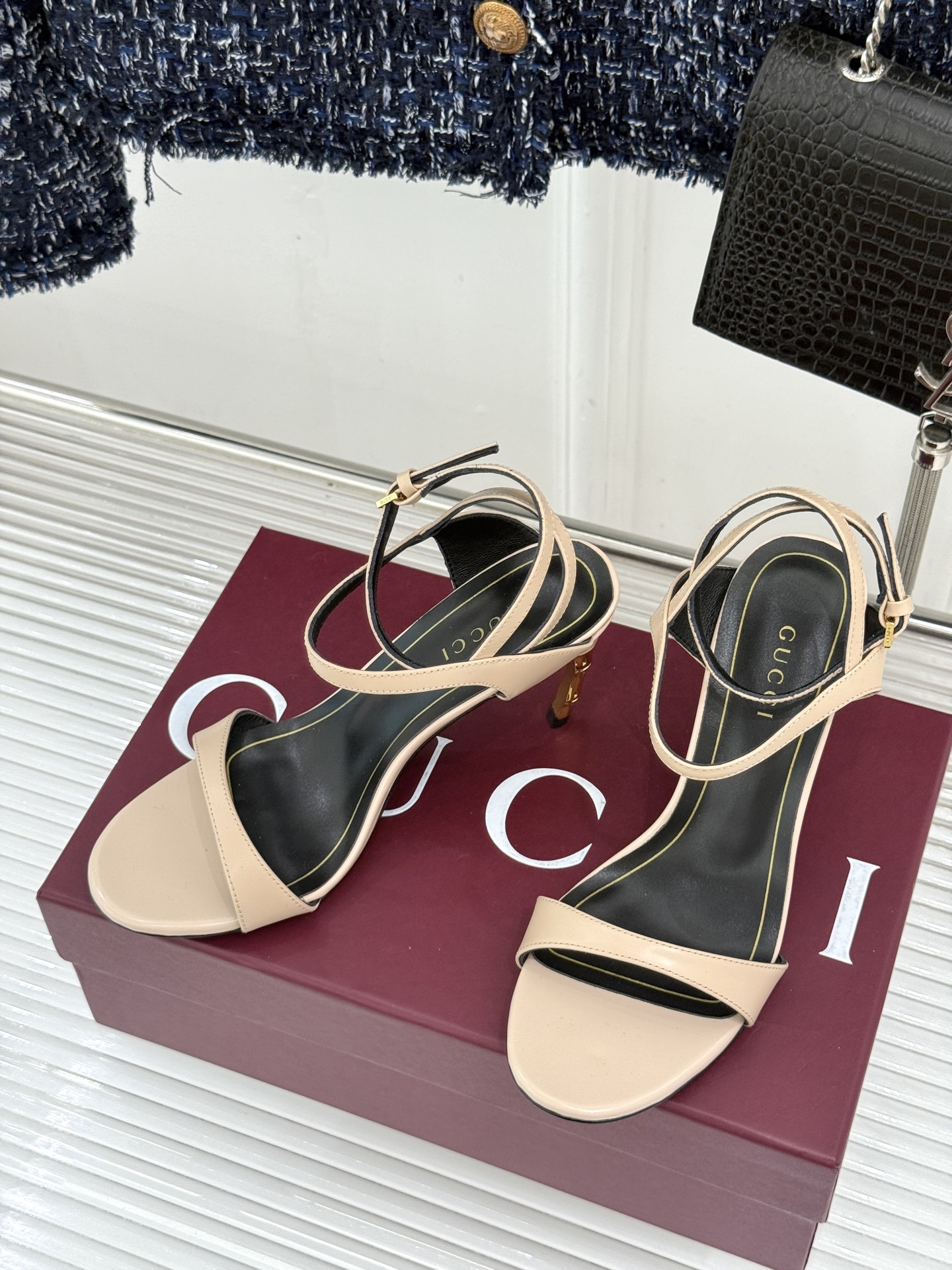 Gucci/古驰26WF新品一字带金属跟高跟凉鞋金属细跟折射冷冽光泽一字带勾勒足弓柔媚曲线杏仁头温柔包容 Gucci/古驰26WF新品一字带金属跟高跟凉鞋金属细跟折射冷冽光泽一字带勾勒足弓柔媚曲线杏仁头温柔包容
