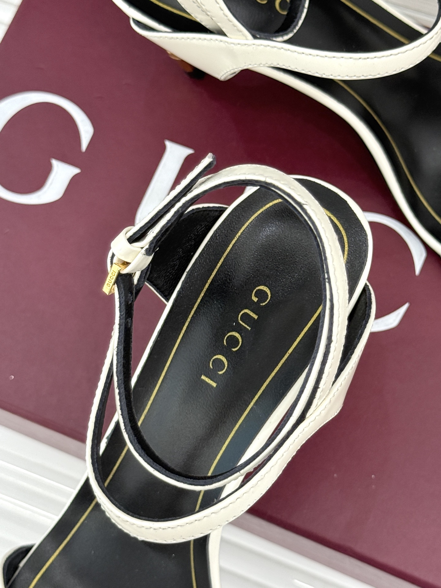 Gucci/古驰26WF新品一字带金属跟高跟凉鞋金属细跟折射冷冽光泽一字带勾勒足弓柔媚曲线杏仁头温柔包容 Gucci/古驰26WF新品一字带金属跟高跟凉鞋金属细跟折射冷冽光泽一字带勾勒足弓柔媚曲线杏仁头温柔包容