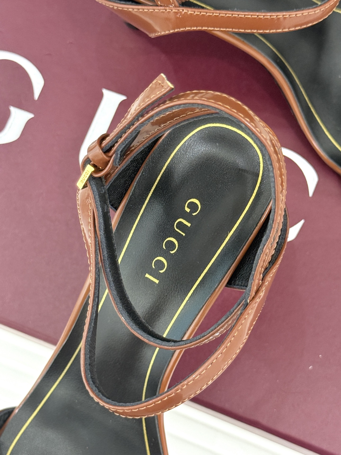 Gucci/古驰26WF新品一字带金属跟高跟凉鞋金属细跟折射冷冽光泽一字带勾勒足弓柔媚曲线杏仁头温柔包容 Gucci/古驰26WF新品一字带金属跟高跟凉鞋金属细跟折射冷冽光泽一字带勾勒足弓柔媚曲线杏仁头温柔包容