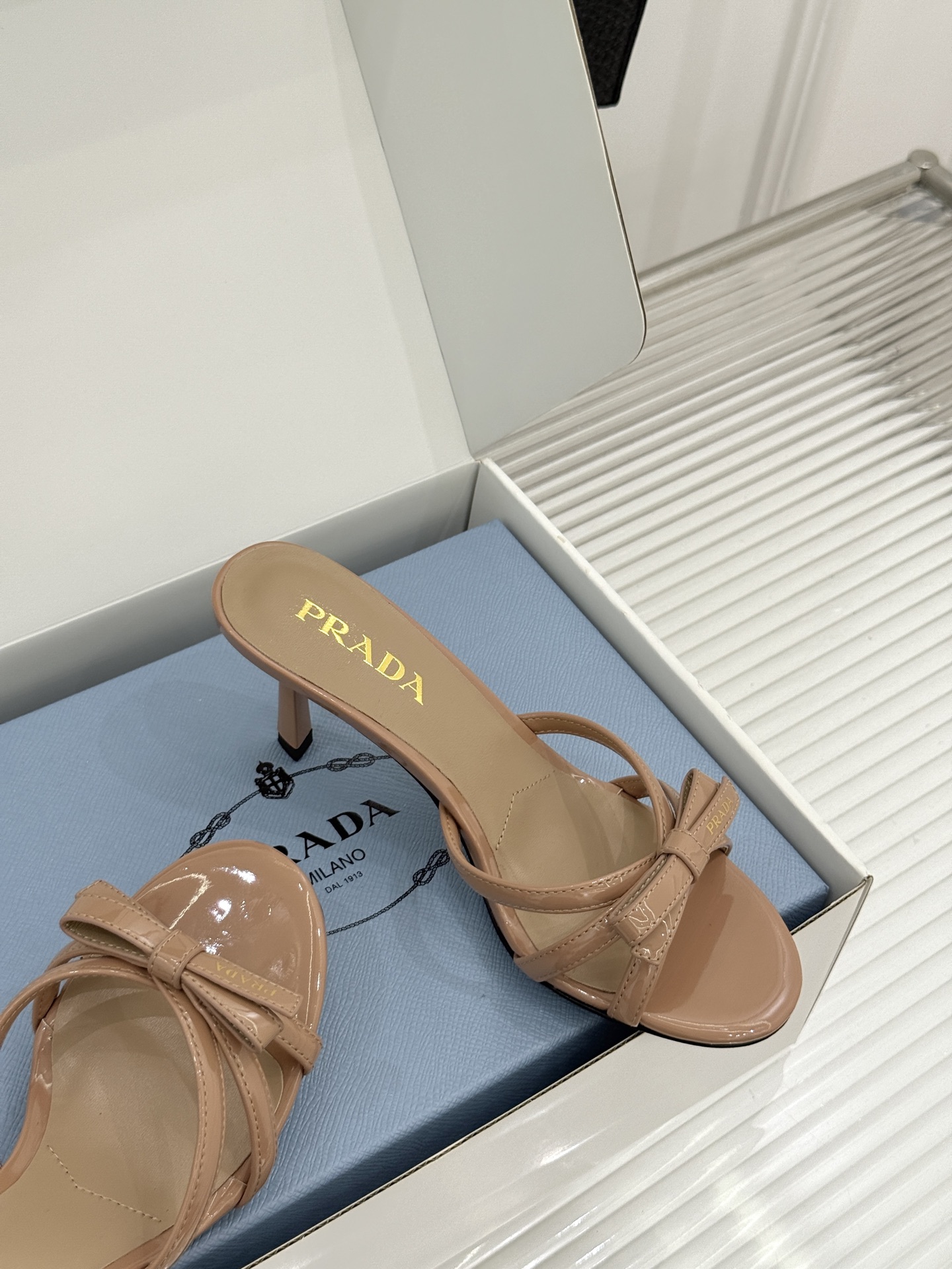 （原版飞机盒+10）Prada/普拉达26WF新品细带蝴蝶结高跟拖鞋漆皮光泽流转指尖细带勾勒足弓优美曲线