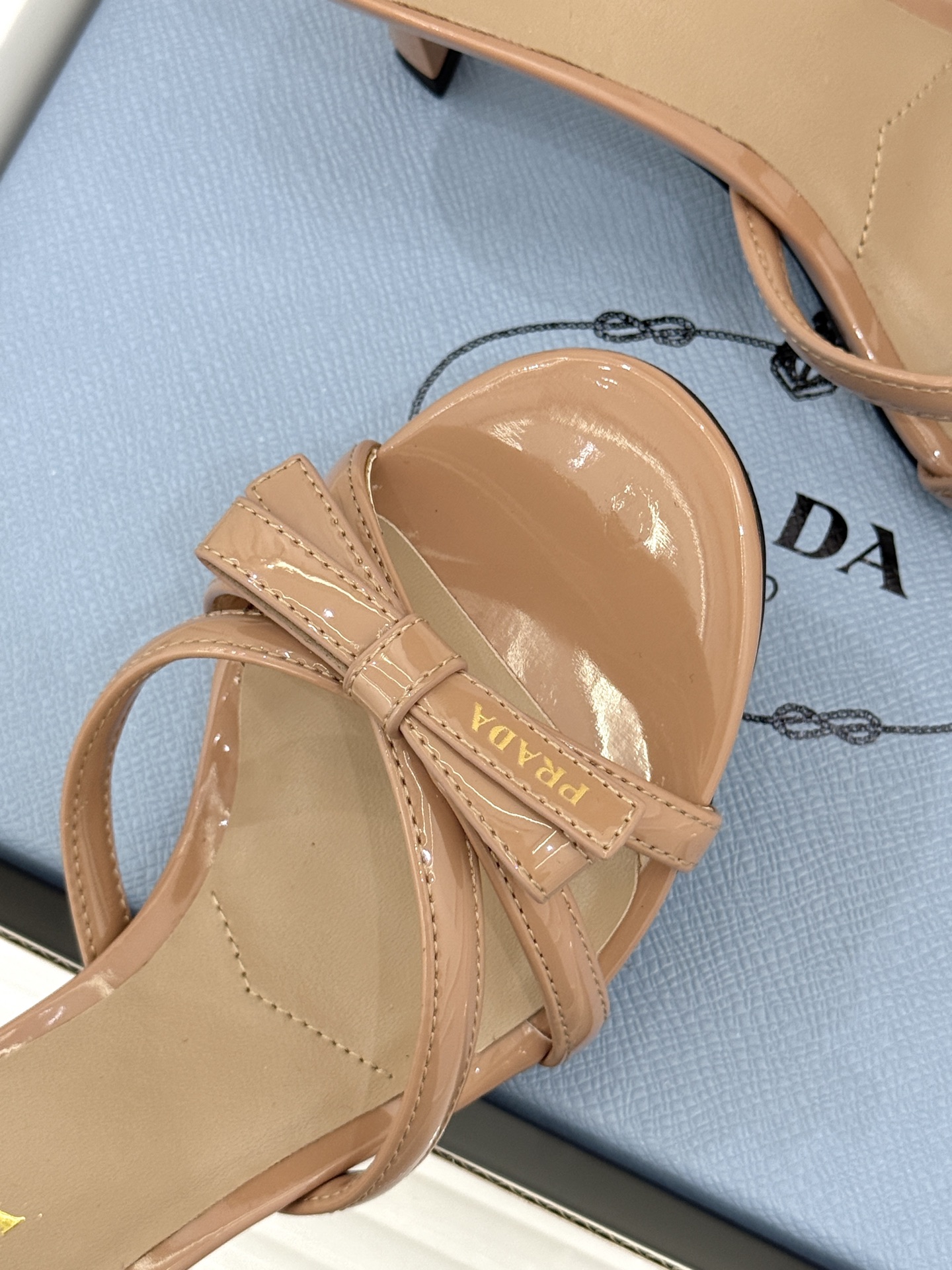 （原版飞机盒+10）Prada/普拉达26WF新品细带蝴蝶结高跟拖鞋漆皮光泽流转指尖细带勾勒足弓优美曲线