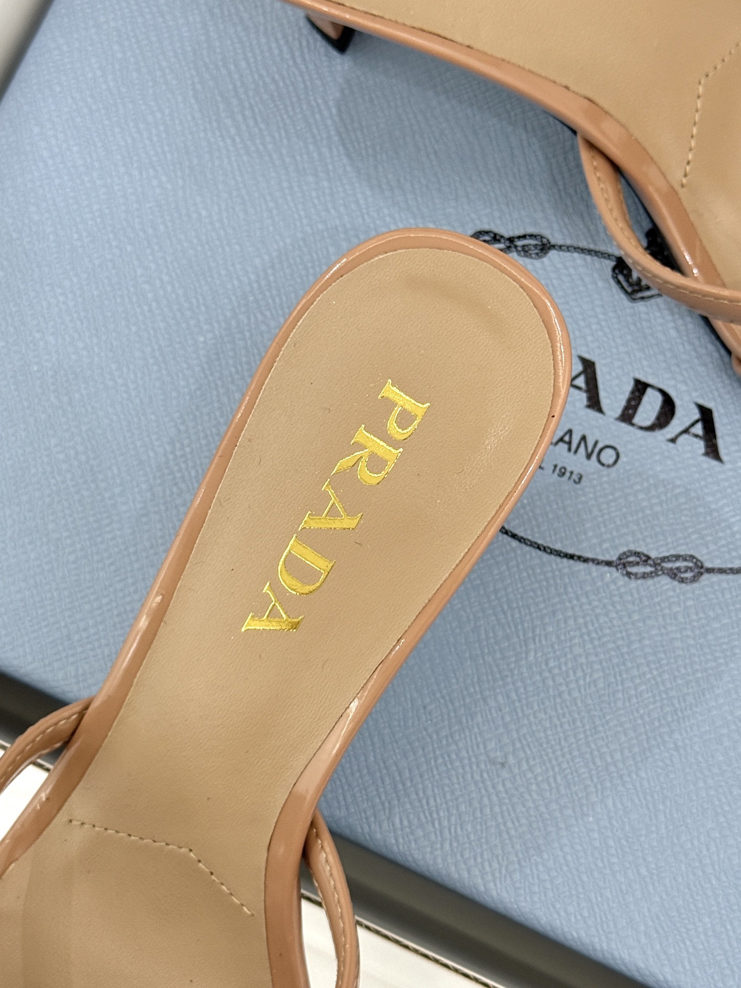 （原版飞机盒+10）Prada/普拉达26WF新品细带蝴蝶结高跟拖鞋漆皮光泽流转指尖细带勾勒足弓优美曲线