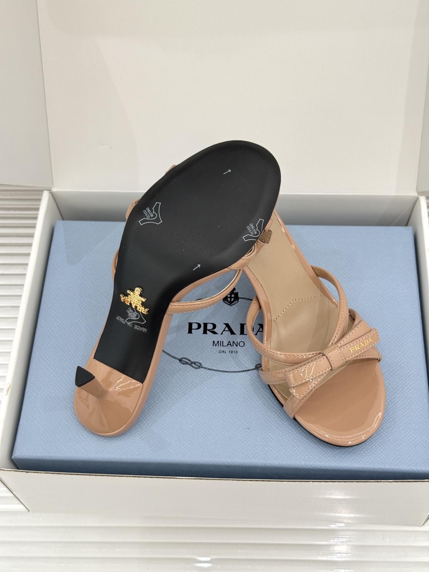 （原版飞机盒+10）Prada/普拉达26WF新品细带蝴蝶结高跟拖鞋漆皮光泽流转指尖细带勾勒足弓优美曲线