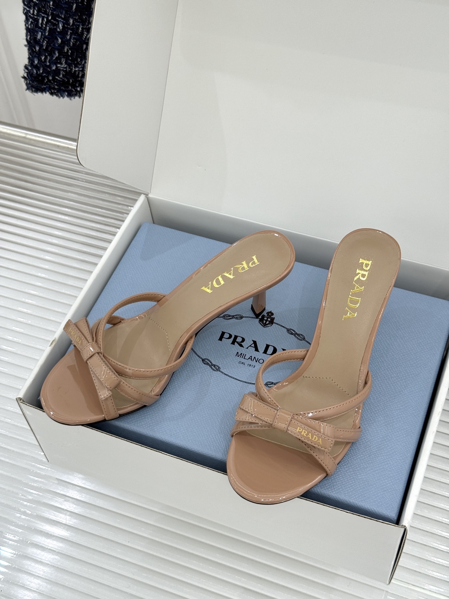 （原版飞机盒+10）Prada/普拉达26WF新品细带蝴蝶结高跟拖鞋漆皮光泽流转指尖细带勾勒足弓优美曲线