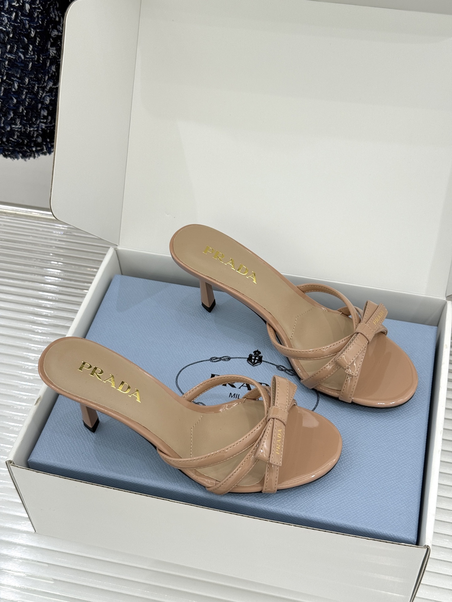 （原版飞机盒+10）Prada/普拉达26WF新品细带蝴蝶结高跟拖鞋漆皮光泽流转指尖细带勾勒足弓优美曲线