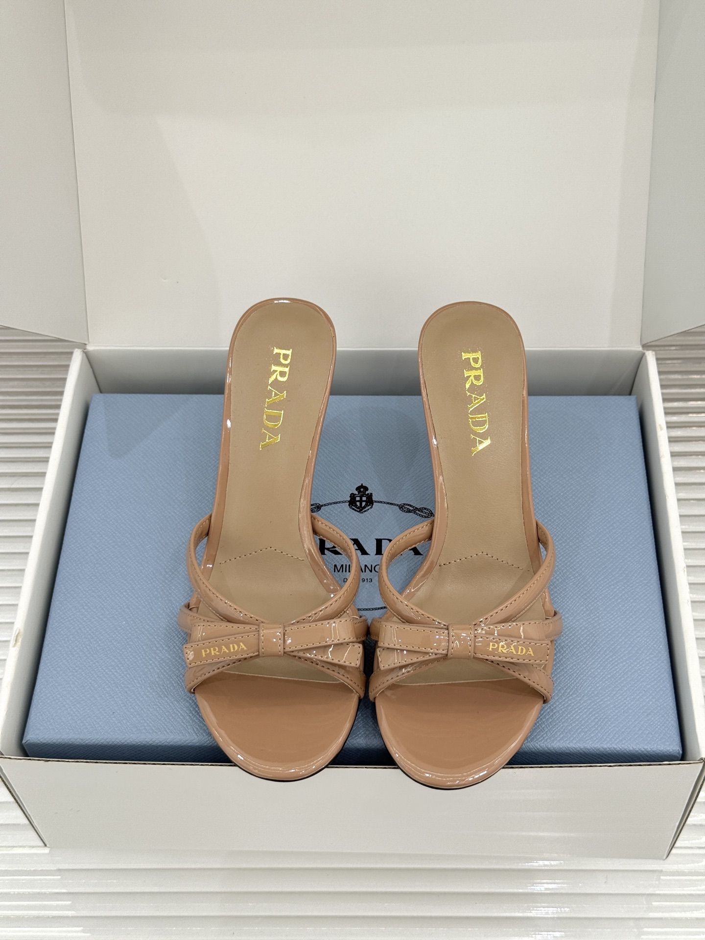 （原版飞机盒+10）Prada/普拉达26WF新品细带蝴蝶结高跟拖鞋漆皮光泽流转指尖细带勾勒足弓优美曲线
