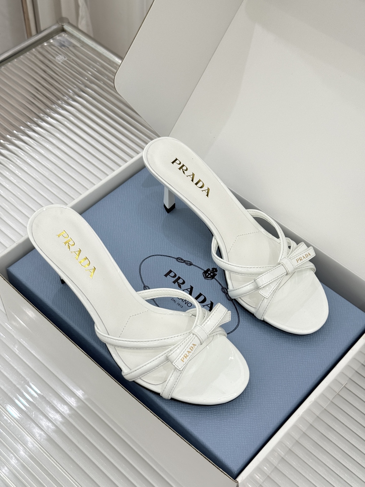（原版飞机盒+10）Prada/普拉达26WF新品细带蝴蝶结高跟拖鞋漆皮光泽流转指尖细带勾勒足弓优美曲线