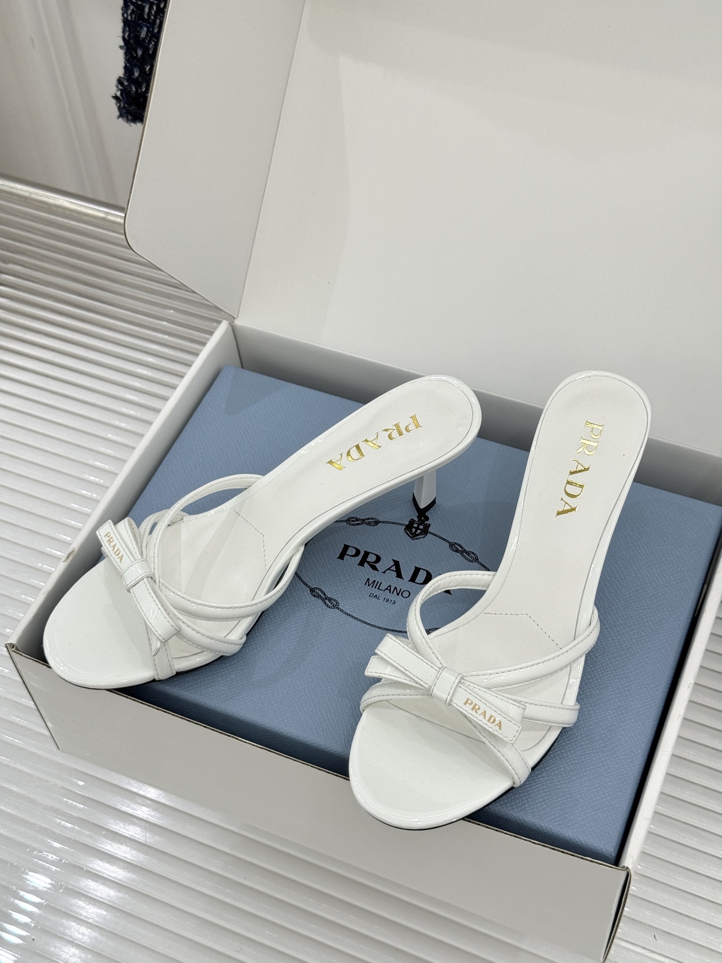 （原版飞机盒+10）Prada/普拉达26WF新品细带蝴蝶结高跟拖鞋漆皮光泽流转指尖细带勾勒足弓优美曲线