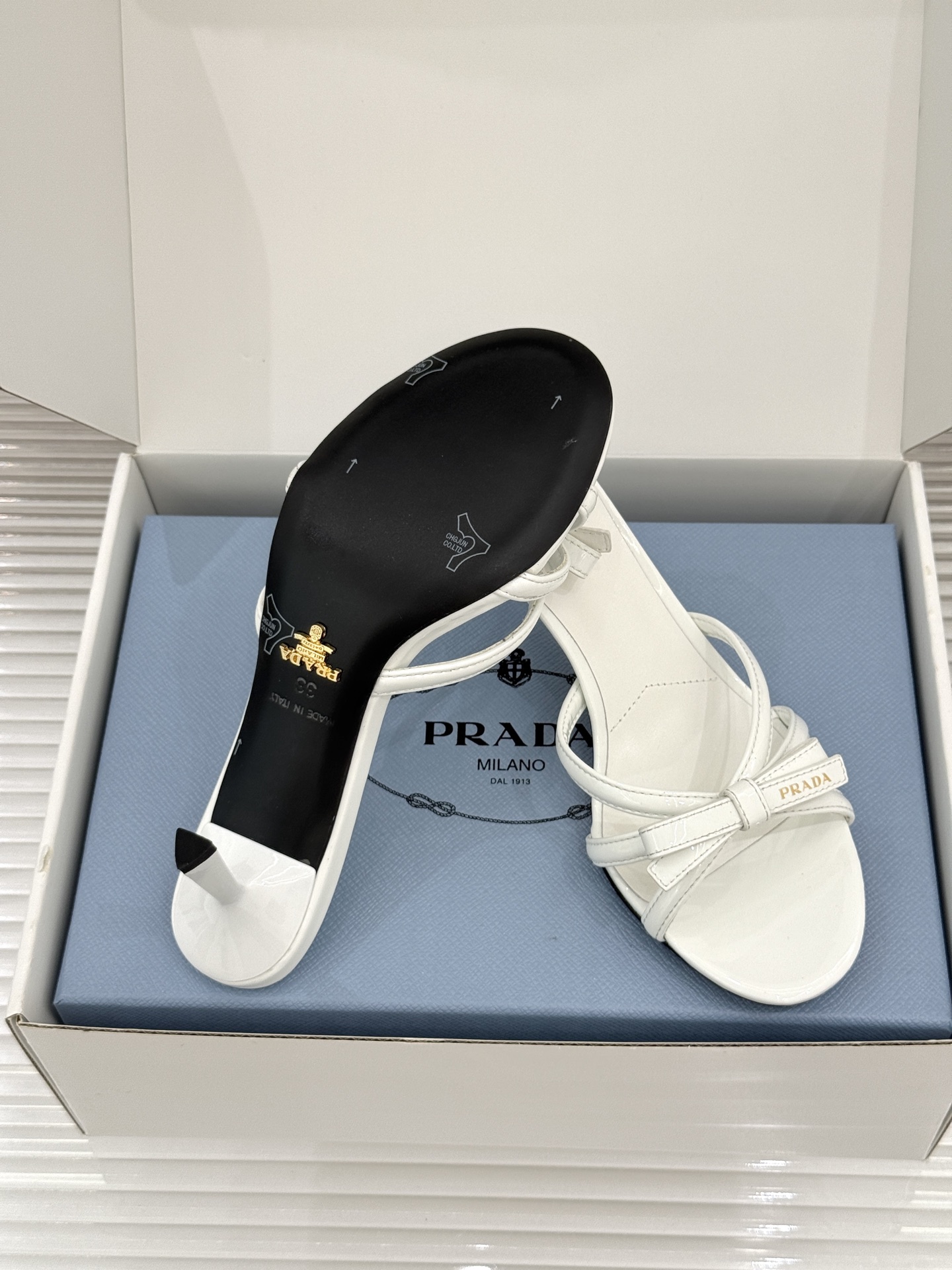 （原版飞机盒+10）Prada/普拉达26WF新品细带蝴蝶结高跟拖鞋漆皮光泽流转指尖细带勾勒足弓优美曲线