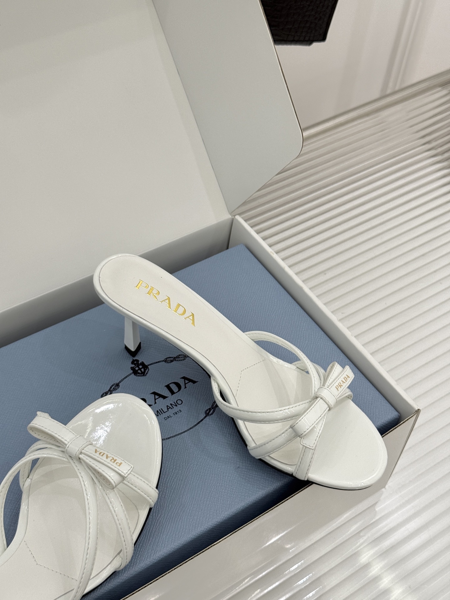 （原版飞机盒+10）Prada/普拉达26WF新品细带蝴蝶结高跟拖鞋漆皮光泽流转指尖细带勾勒足弓优美曲线