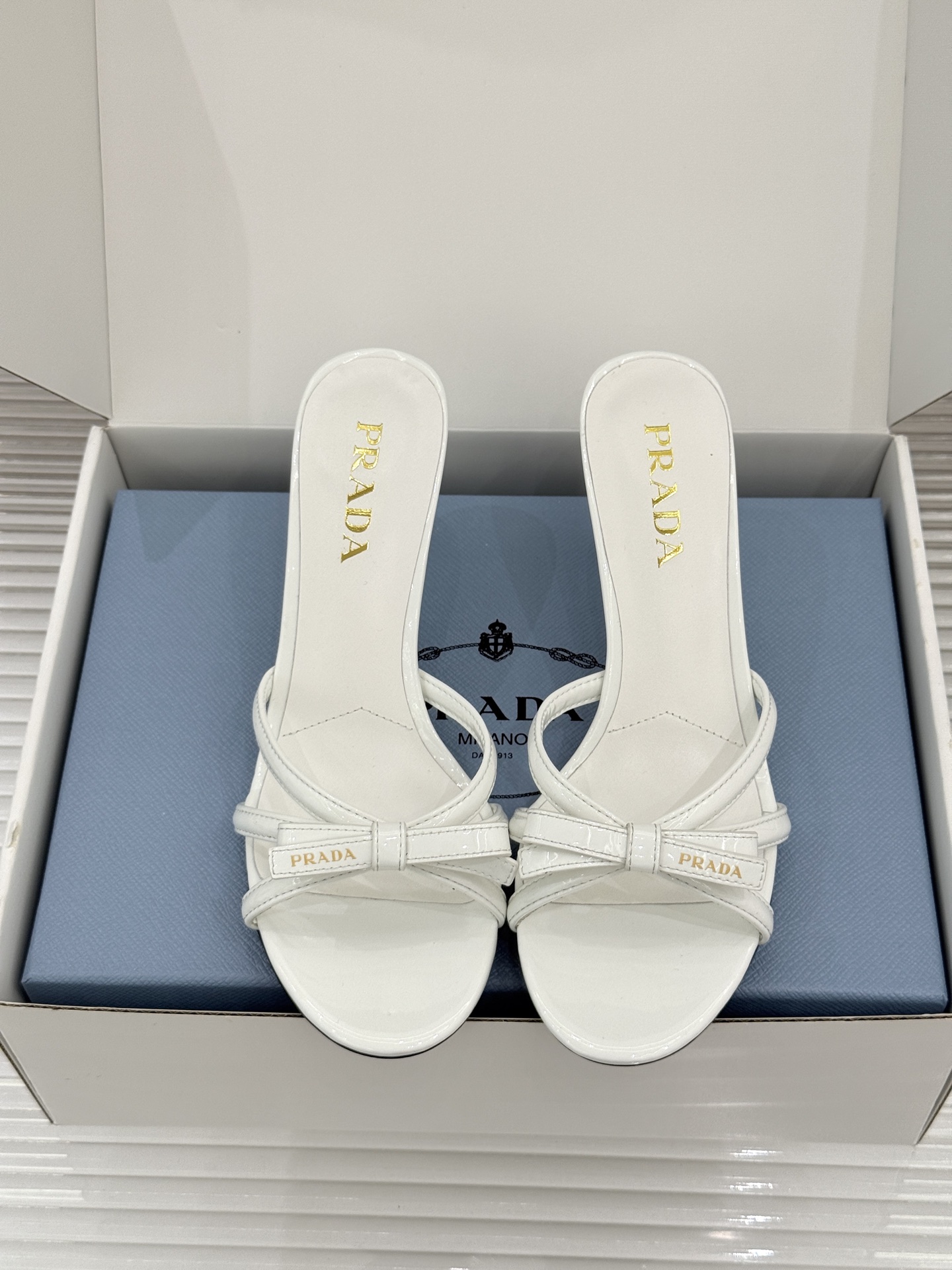 （原版飞机盒+10）Prada/普拉达26WF新品细带蝴蝶结高跟拖鞋漆皮光泽流转指尖细带勾勒足弓优美曲线