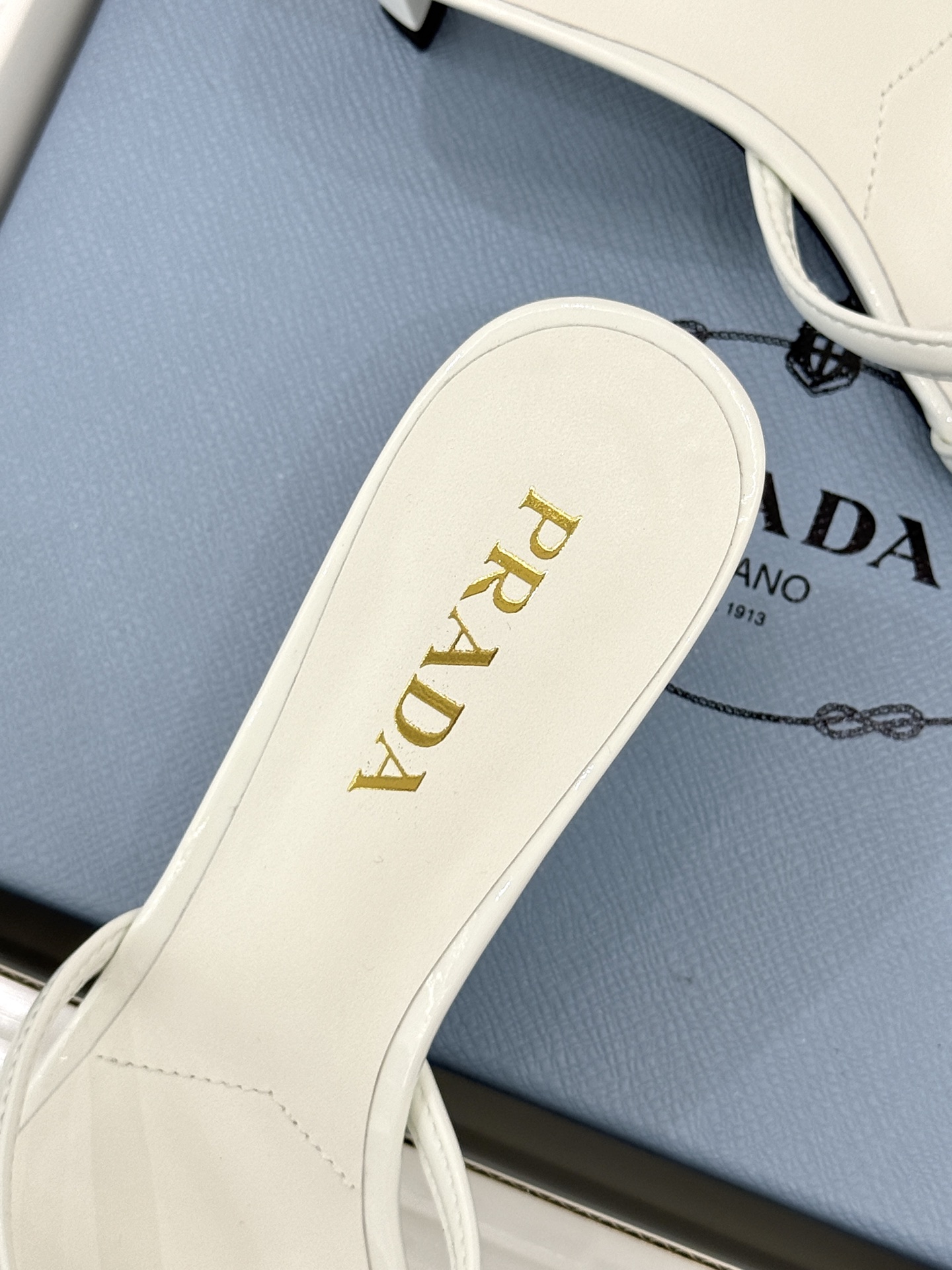 （原版飞机盒+10）Prada/普拉达26WF新品细带蝴蝶结高跟拖鞋漆皮光泽流转指尖细带勾勒足弓优美曲线